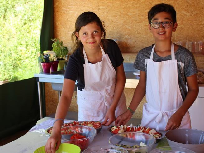 Stage de cuisine : enfants qui cuisinent des tomates