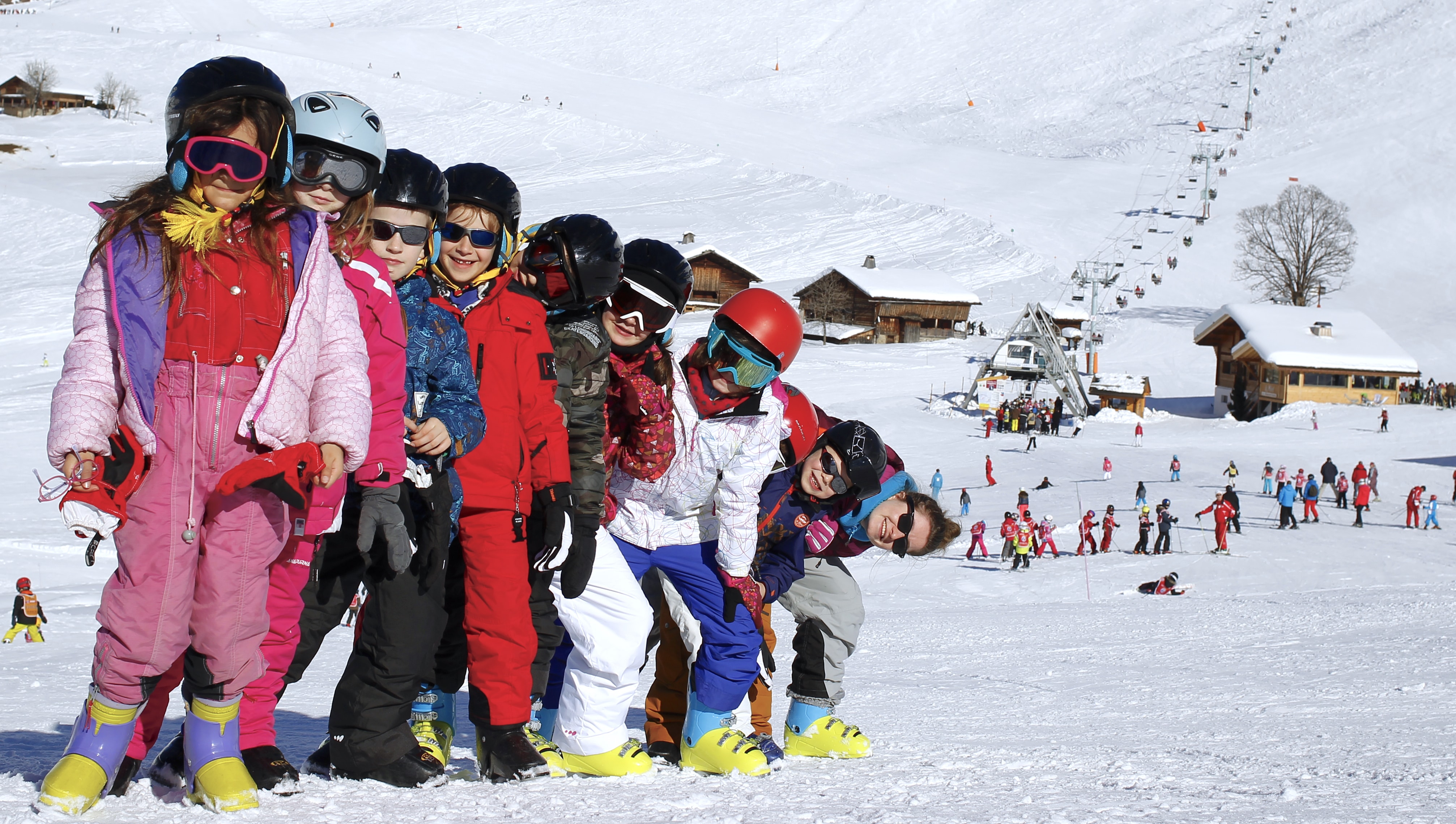 Différents âges en colonie de ski