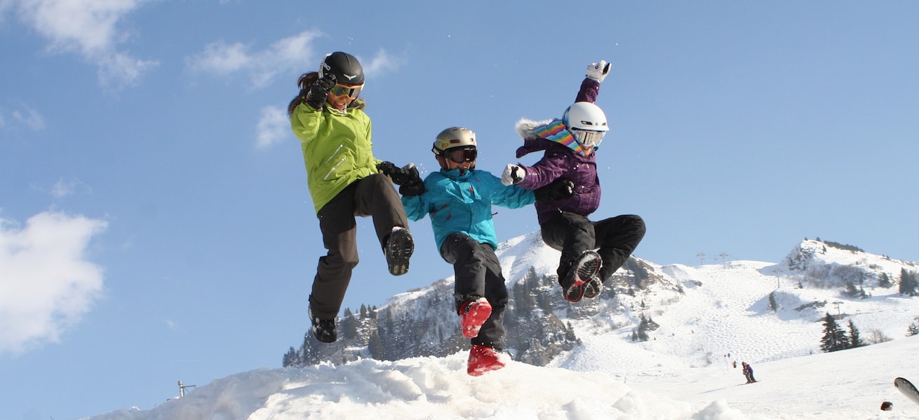 enfant en colonie de vacances neige