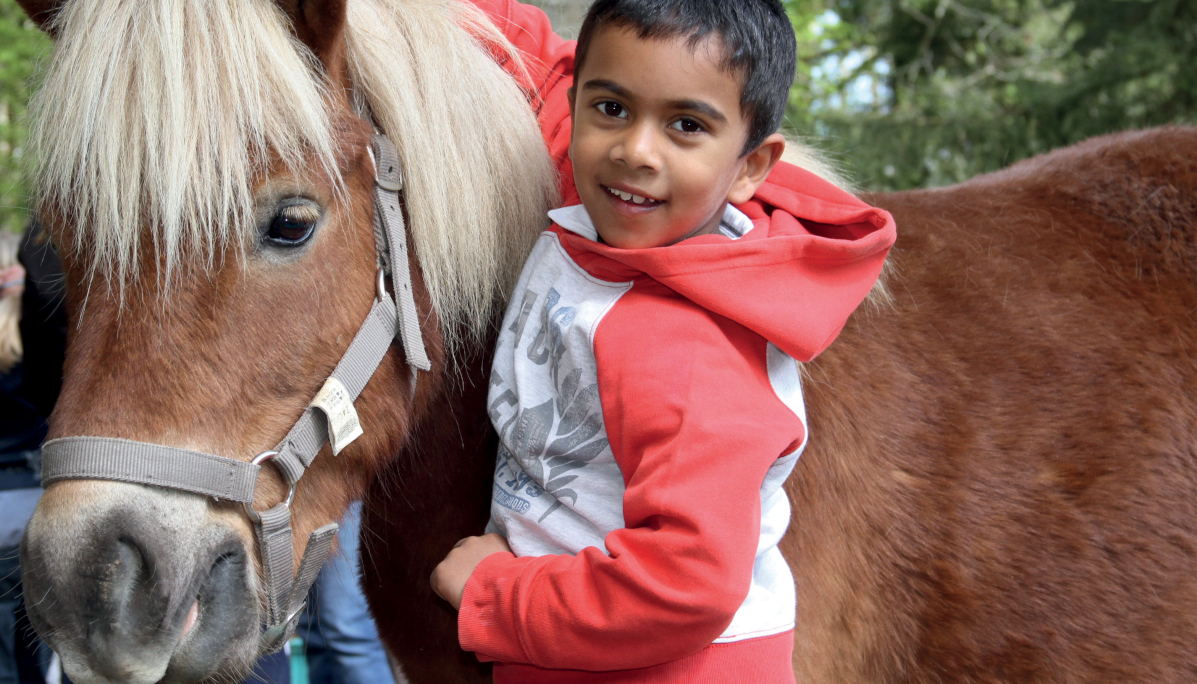 enfant avec un poney