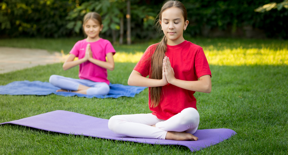 enfants qui font du yoga