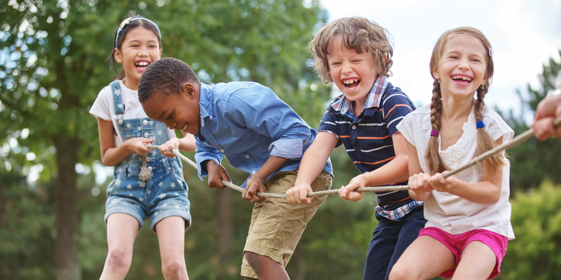 enfants qui jouent au tir à la corde