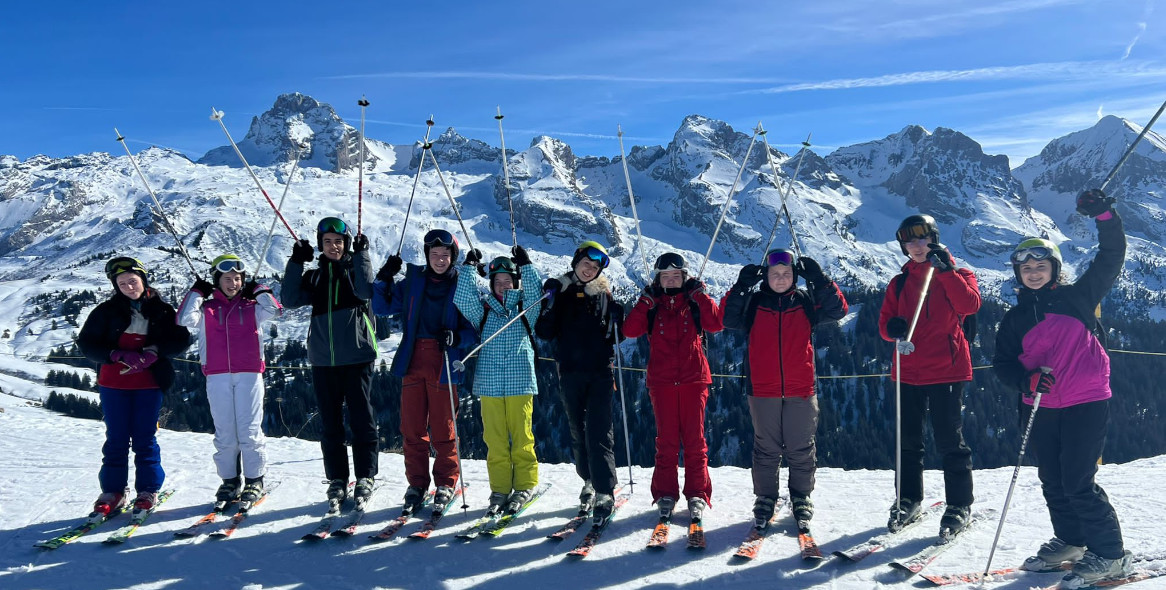 enfants en colonie de vacances au ski