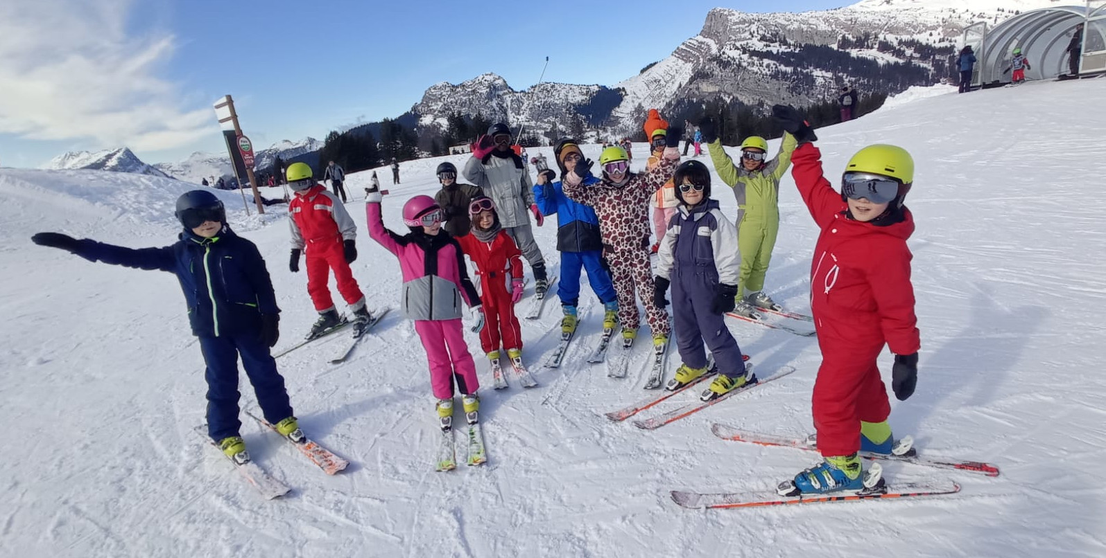 enfants sur les pistes pendant une colonie de vacances au ski