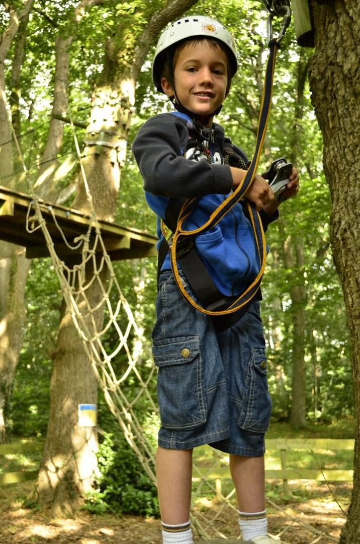 enfant qui fait de l'accrobranche