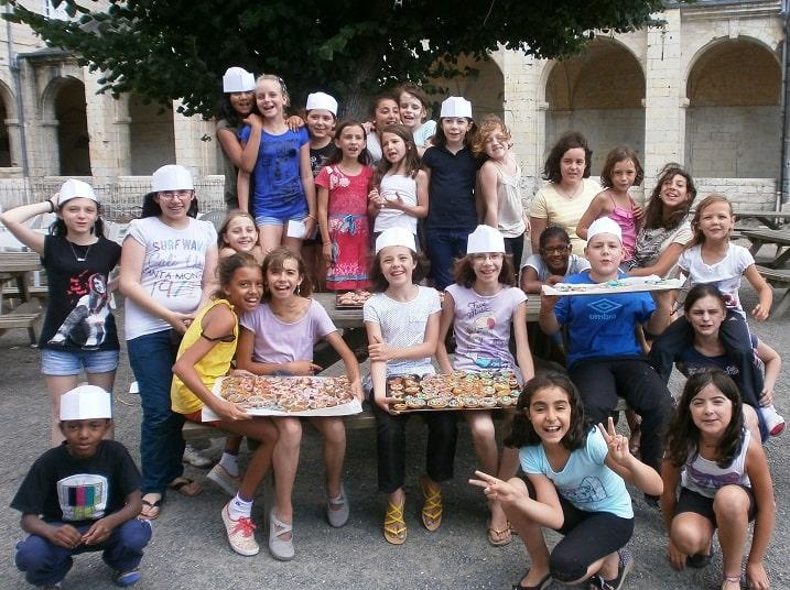 Enfants présentant leurs créations culinaires 