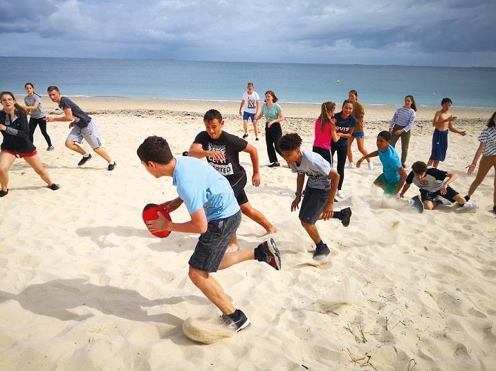 groupe d'enfants quoi jouent sur la plage