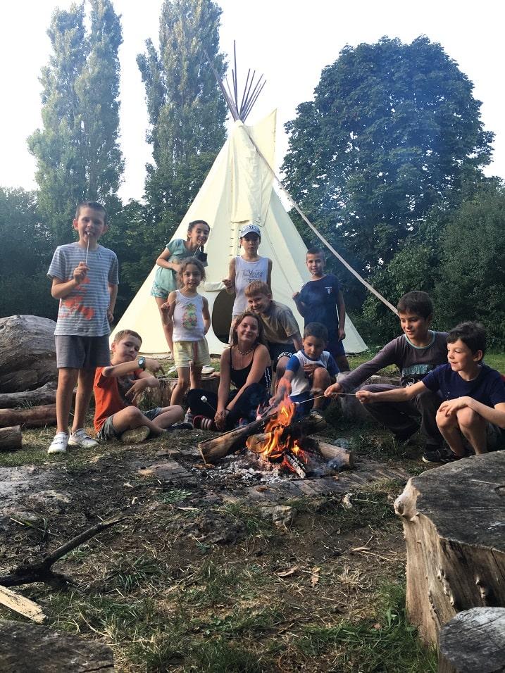 groupe d'enfants qui sont du camping dans un tipi