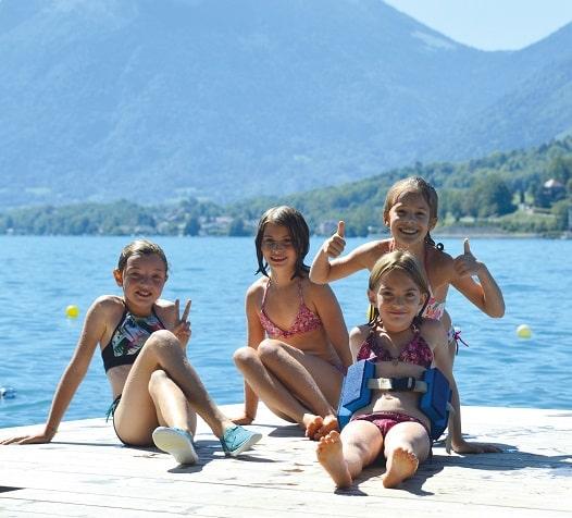 enfants qui se baignent dans le lac