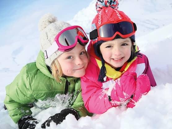filles jouant dans la neige