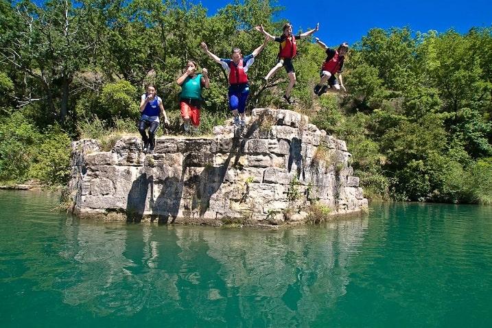 ados qui sautent dans la rivière canyoning