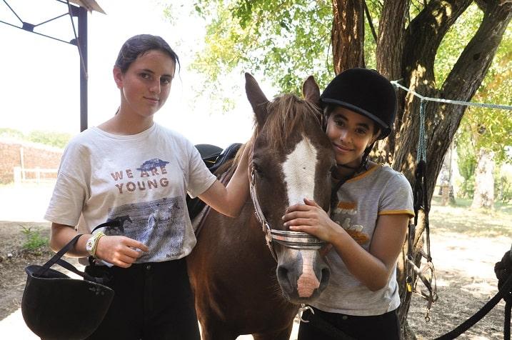 ado avec cheval durant un stage de révision