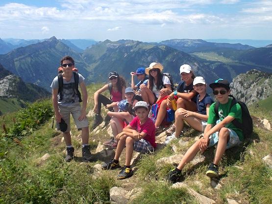 enfants en randonnée à la montagne