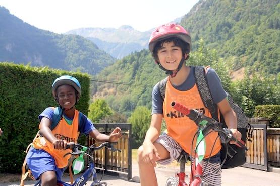 enfants qui font du vélos en colonie de vacances