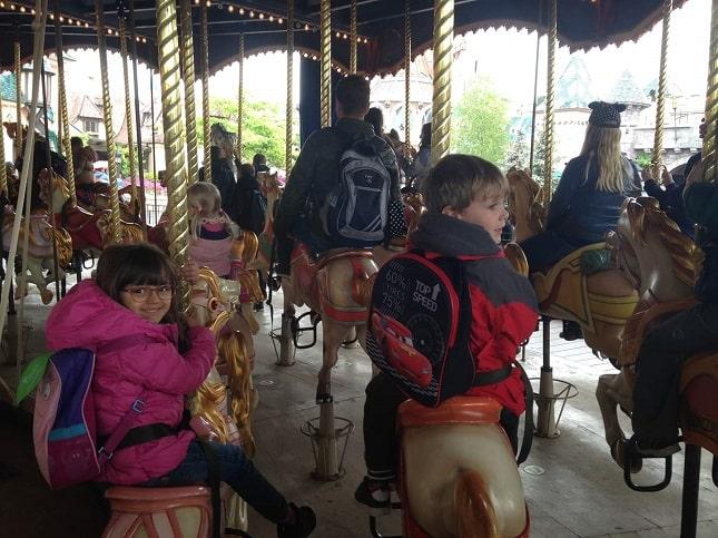 Petits enfants qui font du manège