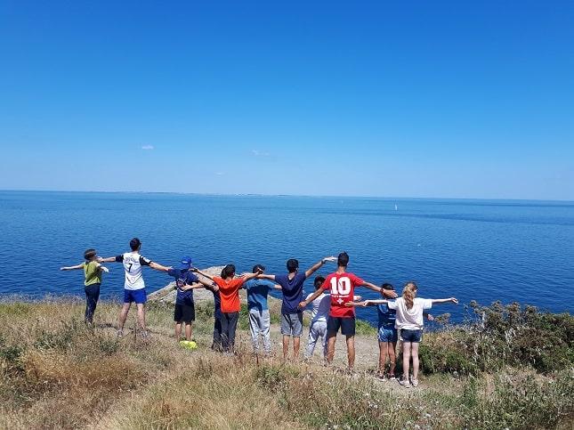 Enfants et ados qui profitent de l'océan