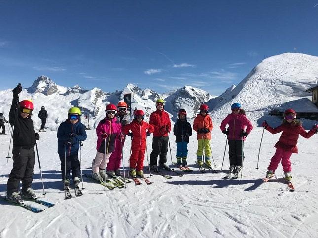 Groupe de pré-ados qui sont au ski