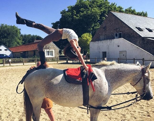 Enfant qui fait de la voltige sur un cheval