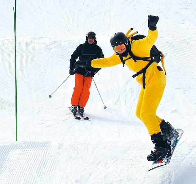 jeune qui fait du snowboard et s'amuse