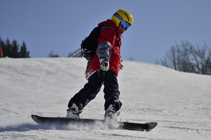 jeune qui fait du snowboard