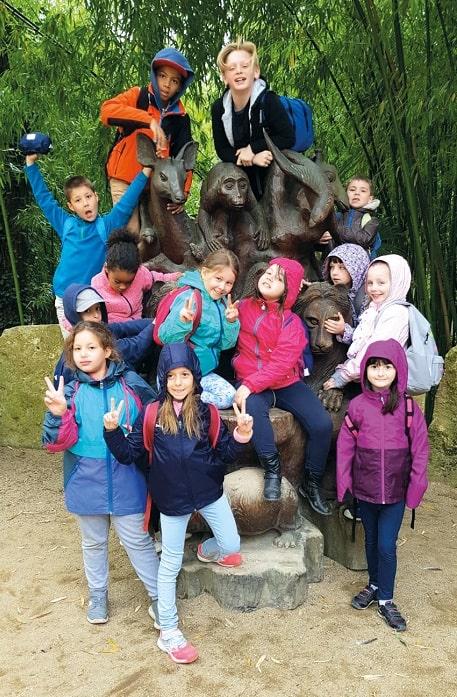 Enfants qui visitent un zoo