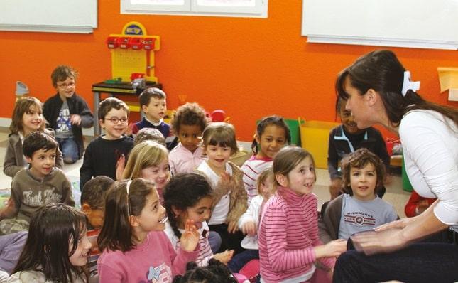 enfants qui écoutent une histoire