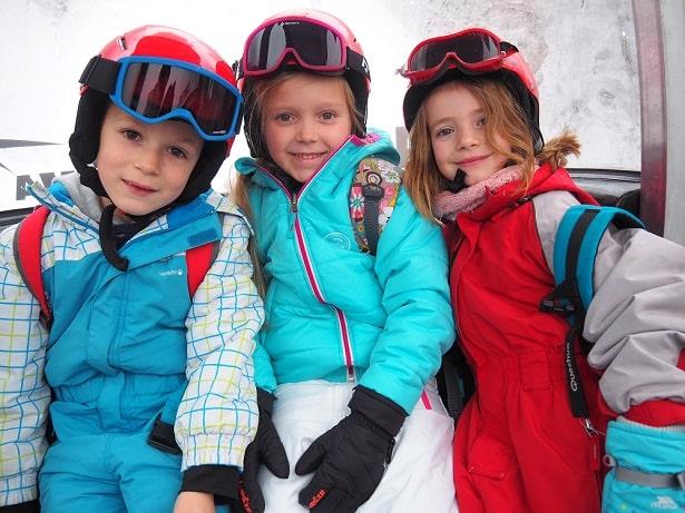 enfants qui font du ski en hiver