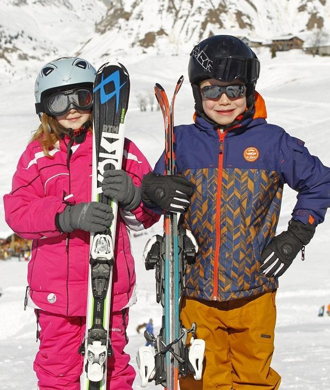 Enfants qui se préparent pour aller skier