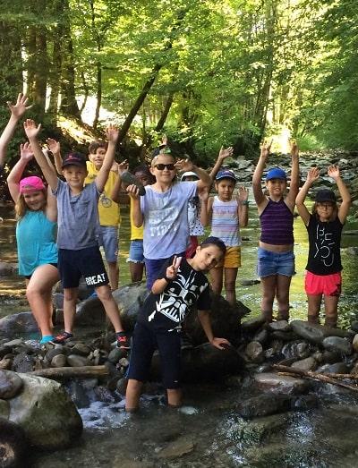 Enfants qui profitent de la nature lors dune balade