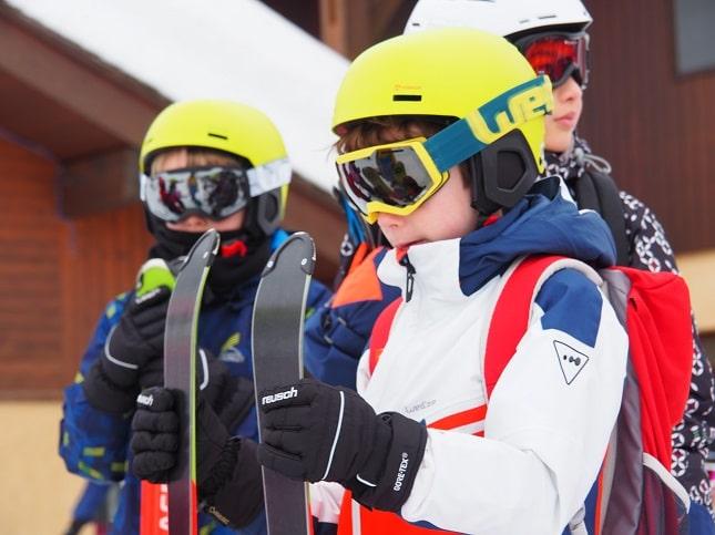 enfants qui se préparent a skier
