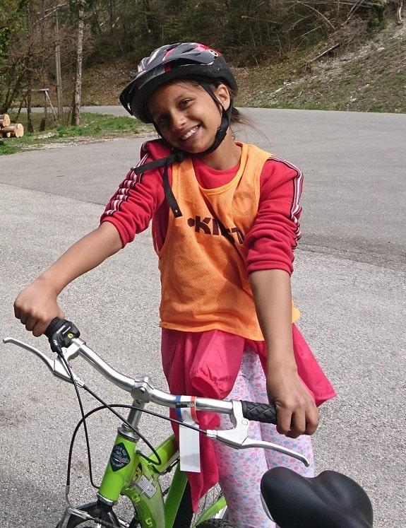 Fille qui fait du vélo