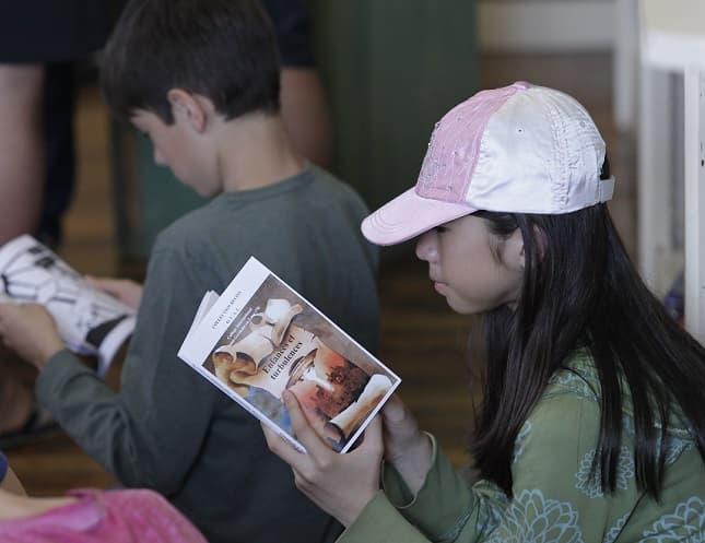 enfant avec un livre