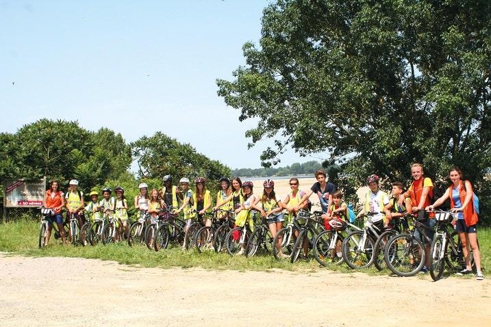 ados en colonie qui font du vélo