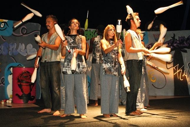 groupe d'enfants qui font du cirque