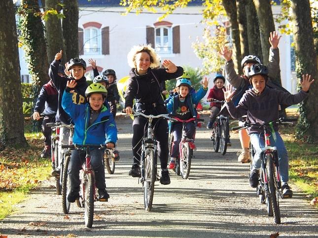 Enfants qui font du vélo