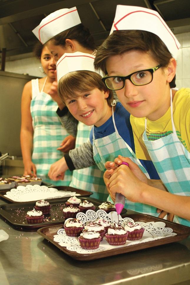 Enfants qui cuisinnt des gateaux