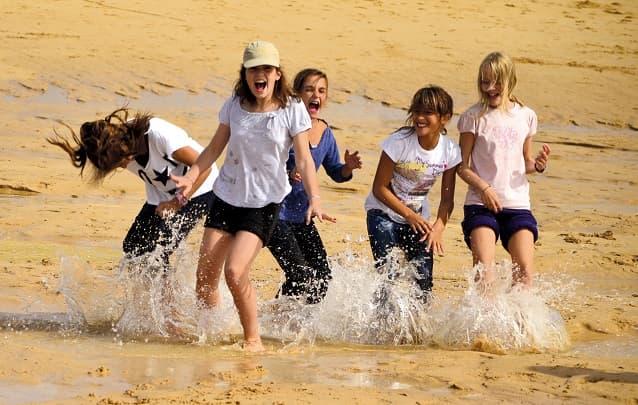 Enfants qui s'amusent en groupe