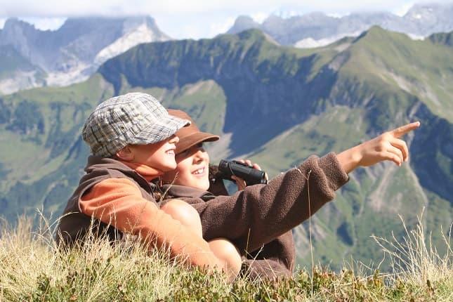 Enfants qui regarde l'horizon