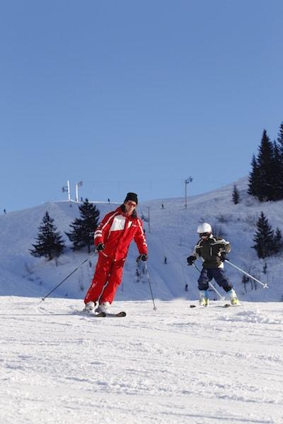 Groupe d'enfant encadré par moniteur de ski