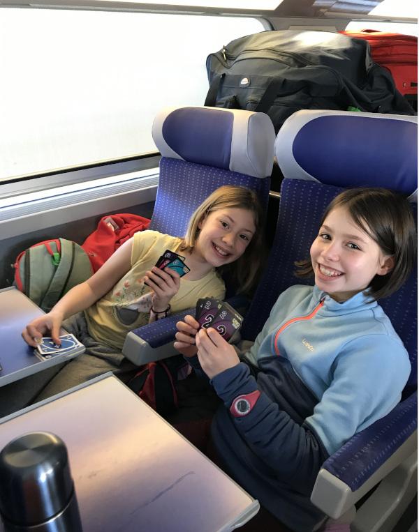 enfants jouant dans le train