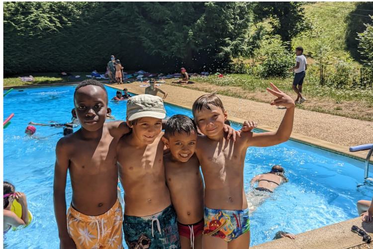 enfants à la piscine