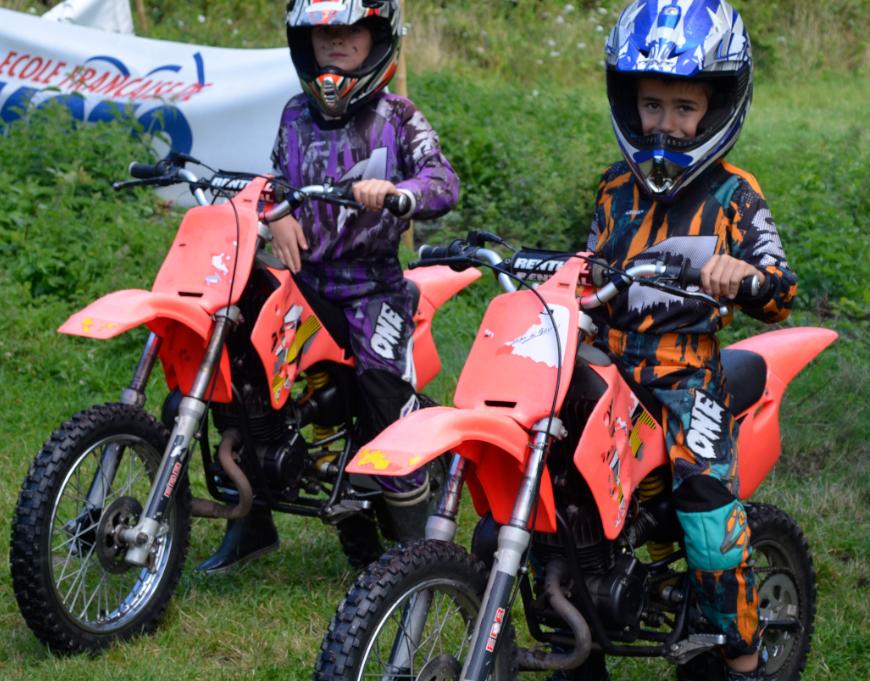 deux enfants qui font du motocross