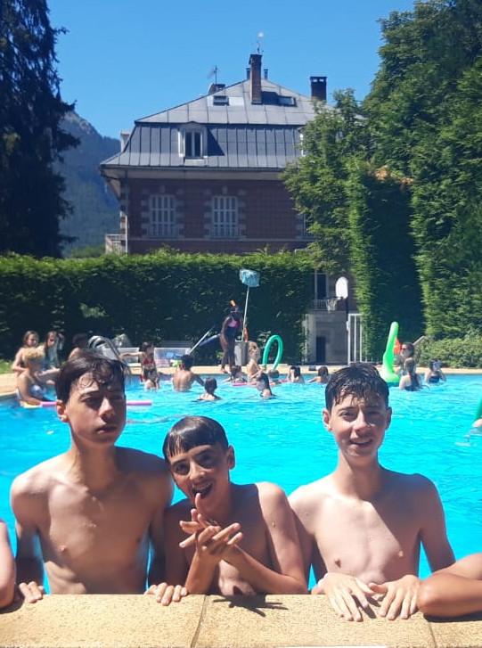 groupe ados dans la piscine