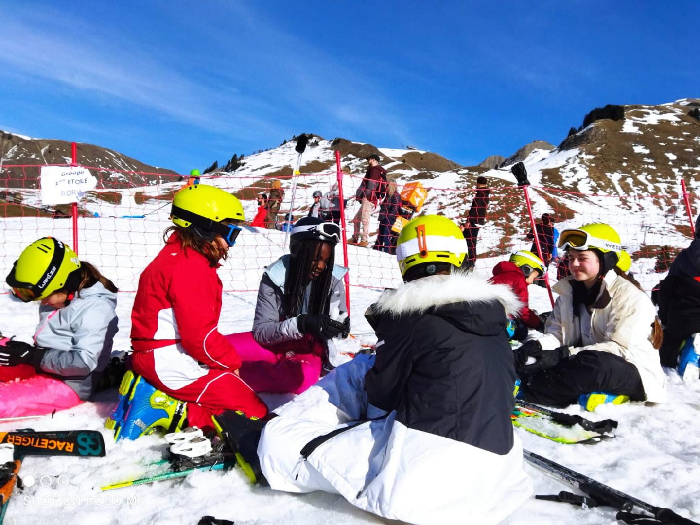 groupe d'enfants dans la neige