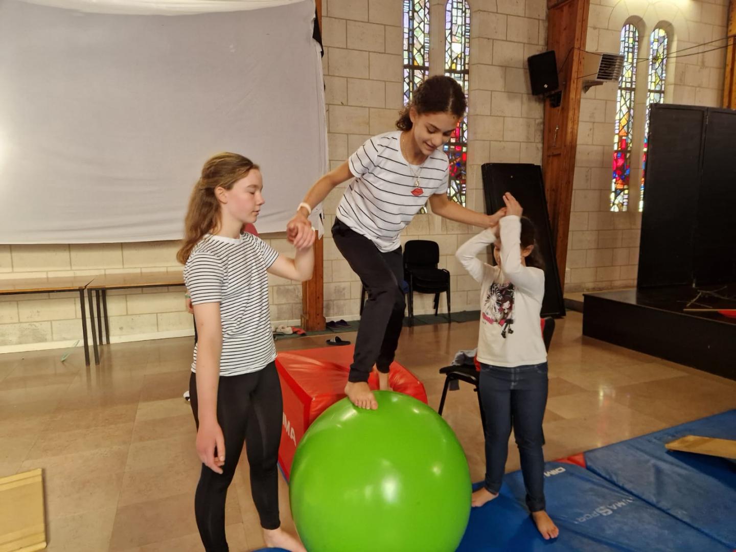 enfants qui font du cirque