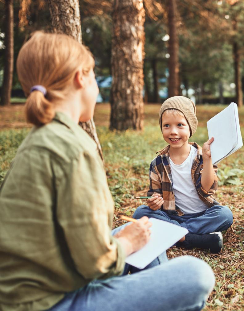 enfant en classe verte dans la forêt
