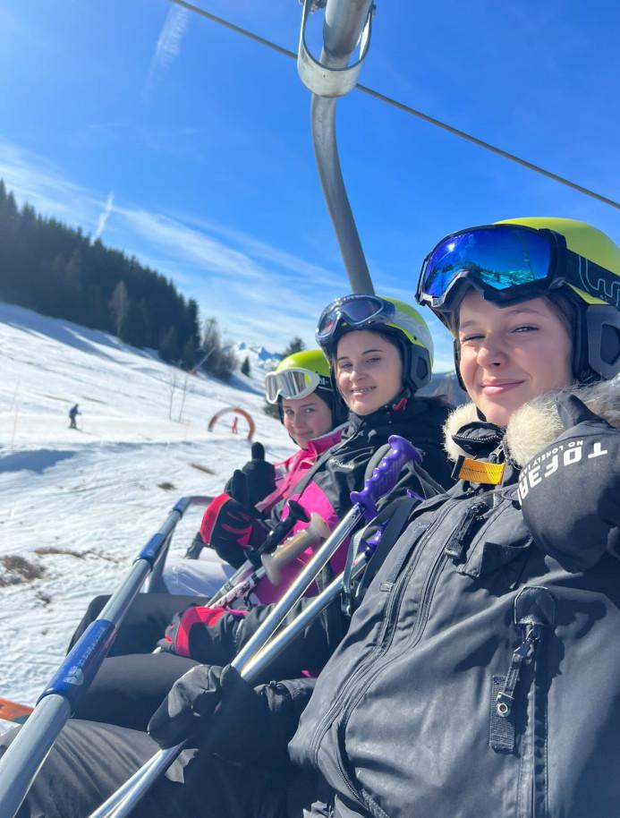 jeunes filles sur le télésiège en colonie au ski