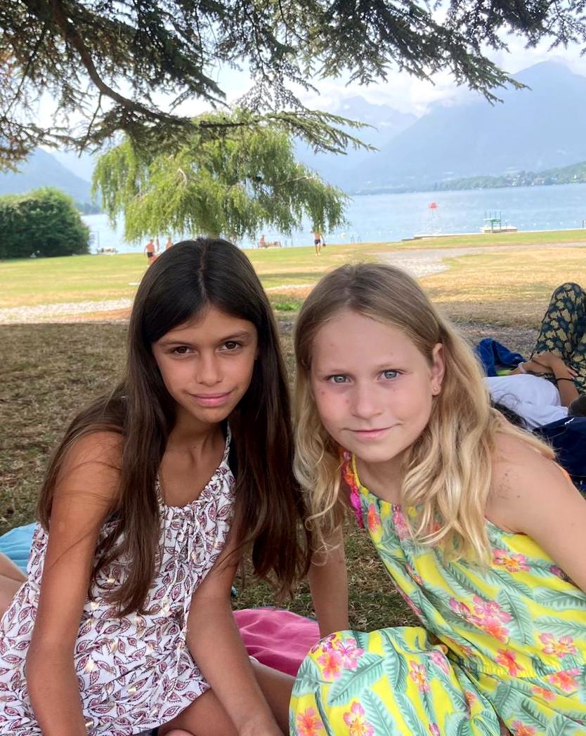 jeunes filles en colonie de vacances