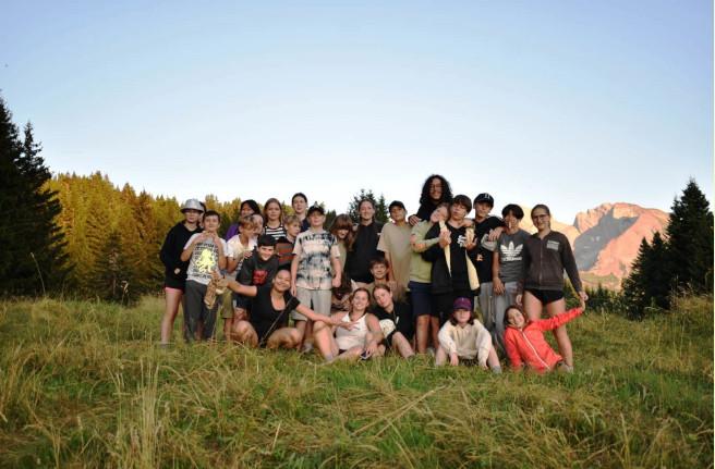 groupe de jeunes en montagne