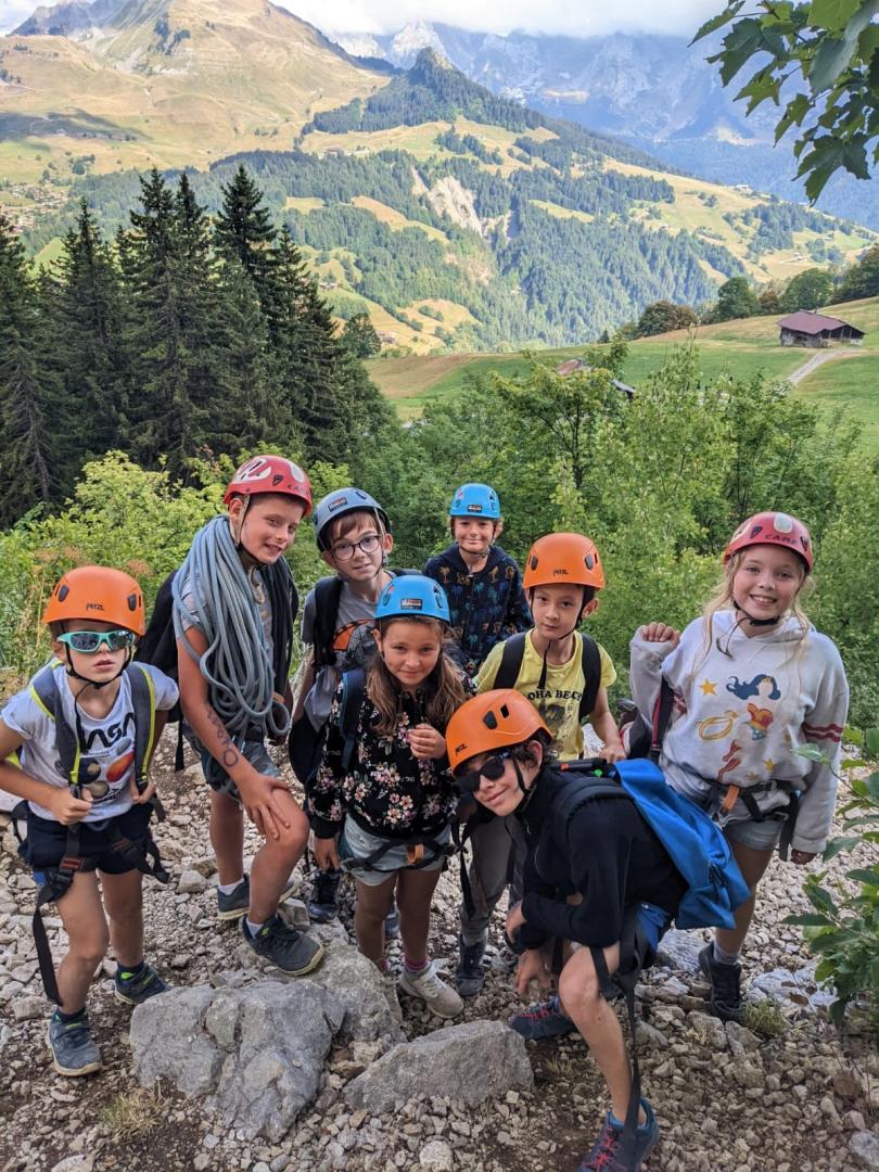 enfants qui découvrent l'escalade en colonie à la montagne
